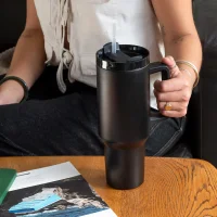 TRAVEL TUMBLER - REISE-TRINKBECHER MIT GRIFF (1,2L) - SCHWARZ - BY REX LONDON